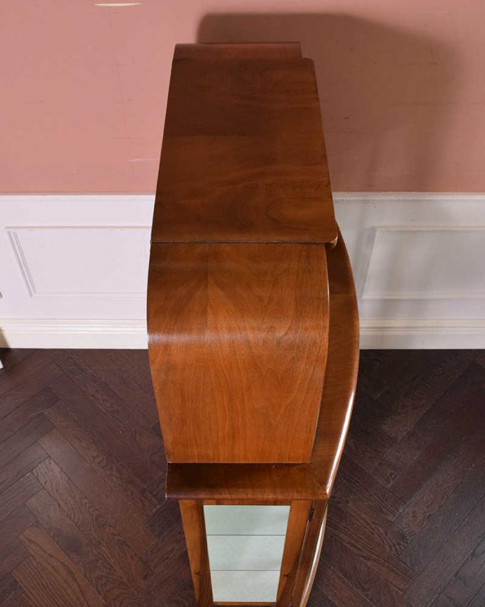 アンティークのキャビネット アンティーク家具 高級感があるミラー付英国家具、アンティークディスプレイキャビネット(カクテルキャビネット)。こんな形をしたキャビネットです。(k-1900-f)