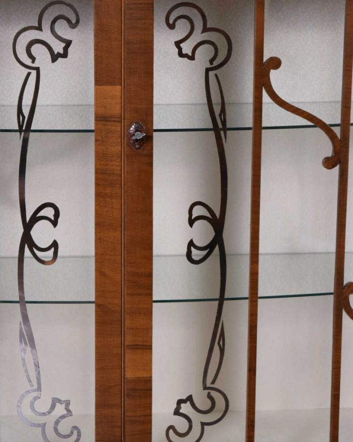 アンティークのキャビネット アンティーク家具 高級感があるミラー付英国家具、アンティークディスプレイキャビネット(カクテルキャビネット)。キレイに残っていてくれましたガラスに描かれている絵は剥がれているものが多いんだけれど、この子はしっかりキレイに残っていてくれました。(k-1900-f)