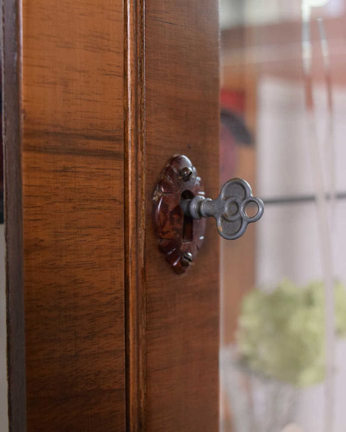 アンティークのキャビネット アンティーク家具 高級感があるミラー付英国家具、アンティークディスプレイキャビネット(カクテルキャビネット)。開ける度にワクワクする取っ手鍵が取っ手になっているので、中を開ける度にまるで宝箱を開ける気分です。(k-1900-f)