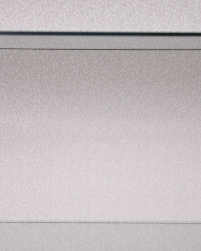 アンティークのキャビネット アンティーク家具 高級感があるミラー付英国家具、アンティークディスプレイキャビネット(カクテルキャビネット)。新しく貼り替えましたキャビネットに似合う生地を選んで張り替えた背板。(k-1900-f)