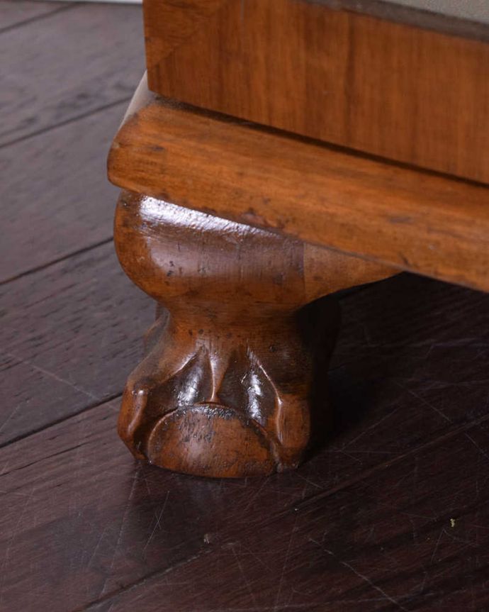 アンティークのキャビネット アンティーク家具 高級感があるミラー付英国家具、アンティークディスプレイキャビネット(カクテルキャビネット)。女性1人でもラクに運べちゃうヒミツHandleのアンティークは、脚の裏にフェルトキーパーをお付けしているので、床を滑らせれば女性でも移動がカンタンに出来ます!。(k-1900-f)