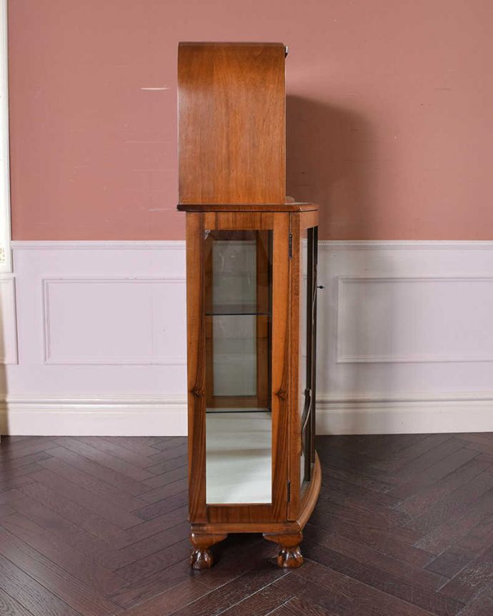 アンティークのキャビネット アンティーク家具 高級感があるミラー付英国家具、アンティークディスプレイキャビネット(カクテルキャビネット)。サイドからもたっぷりの光背板の部分以外は全てガラス。(k-1900-f)