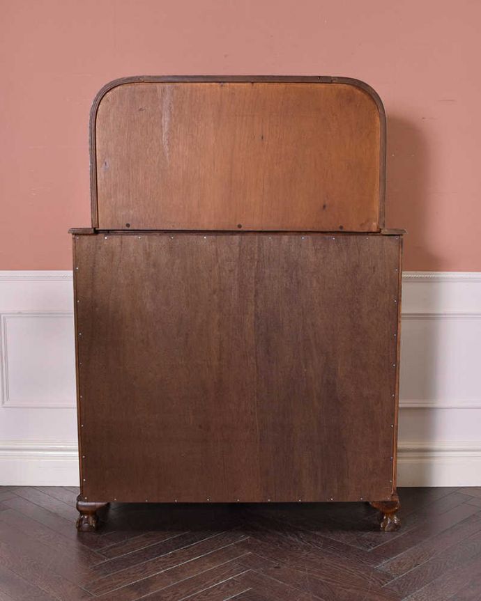 アンティークのキャビネット アンティーク家具 高級感があるミラー付英国家具、アンティークディスプレイキャビネット(カクテルキャビネット)。キレイに修復しました!アンティークは新品ではないので、経年変化によるキズはありますが、専門の職人がキレイにお直しをしているので、後ろ姿もキレイです。(k-1900-f)