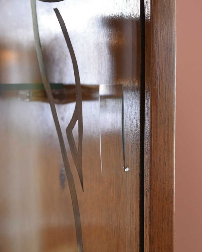 アンティークのキャビネット アンティーク家具 高級感があるミラー付英国家具、アンティークディスプレイキャビネット(カクテルキャビネット)。上の扉は引き戸になっています手を引っ掛けて、開閉してください。(k-1900-f)