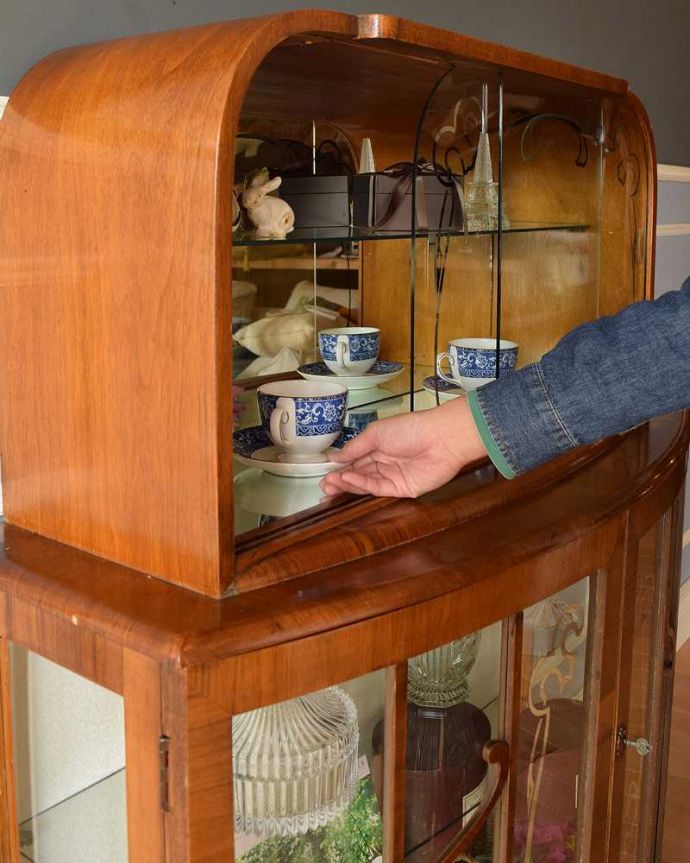 アンティークのキャビネット アンティーク家具 高級感があるミラー付英国家具、アンティークディスプレイキャビネット(カクテルキャビネット)。最初は、なんでもOK!飾るものがないから…なんて思わないで、お家にあるお客様用のカップなどを入れてみましょう。(k-1900-f)