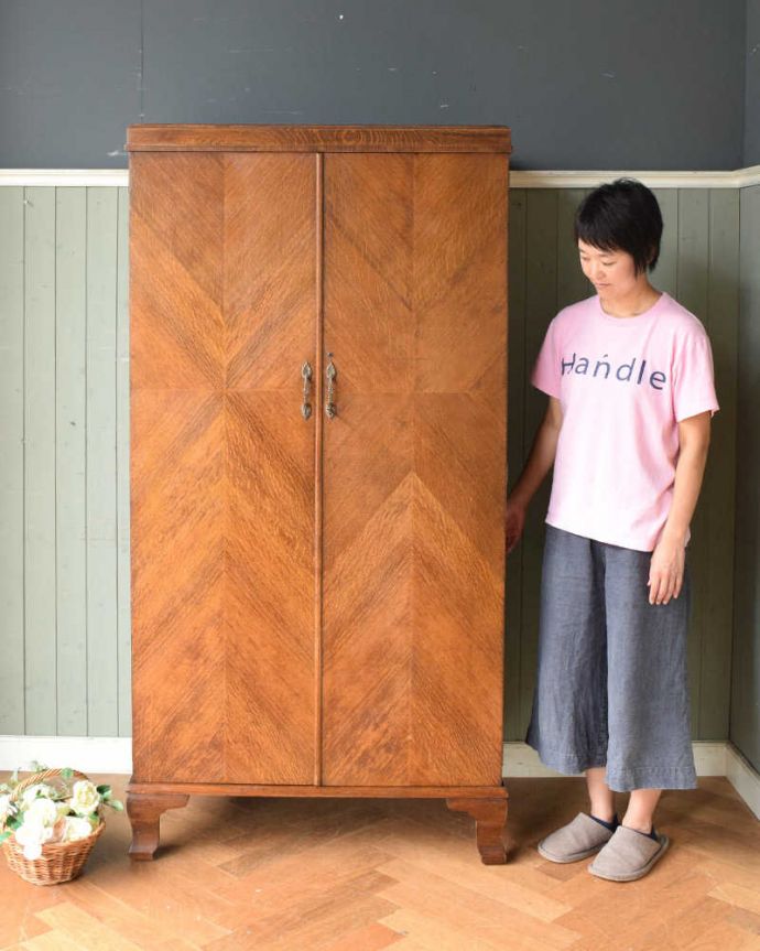 ワードローブ アンティーク家具 とってもめずらしい船旅で使われていたアンティークのコンパクトム。実は隠れた人気モノのアンティークアンティーク家具の中でリクエストが多いワードローブ。(k-1901-f)