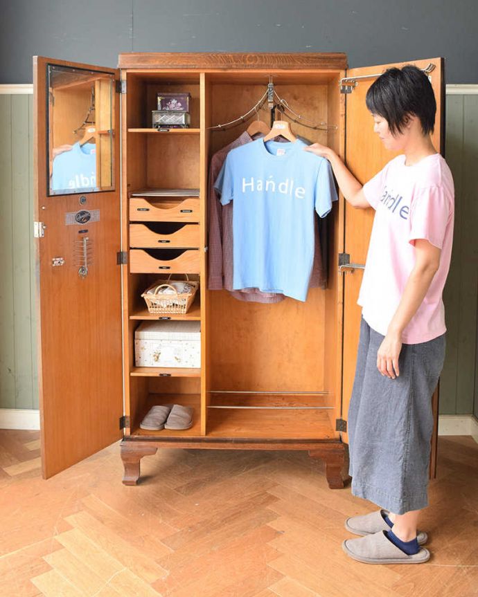 ワードローブ アンティーク家具 とってもめずらしい船旅で使われていたアンティークのコンパクトム。今日は何を着ようかな?お出かけ前のひとときも、このワードローブがあれば、さらに楽しい時間になります。(k-1901-f)