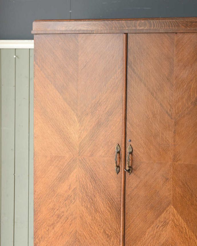 ワードローブ アンティーク家具 とってもめずらしい船旅で使われていたアンティークのコンパクトム。アンティークらしい装飾が魅力サイズの大きい家具だからこそ、やっぱり美しい装飾がアンティークの魅力。(k-1901-f)