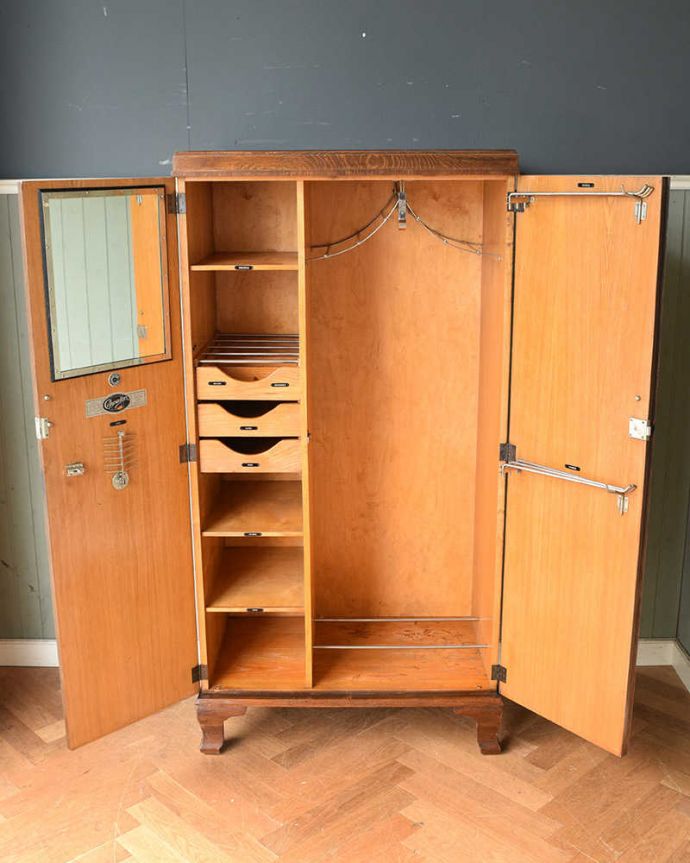 ワードローブ アンティーク家具 とってもめずらしい船旅で使われていたアンティークのコンパクトム。扉を開けて中を見ると・・・こんな感じで、たっぷり収納できます。(k-1901-f)