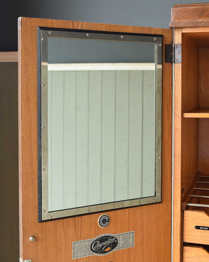 ワードローブ アンティーク家具 とってもめずらしい船旅で使われていたアンティークのコンパクトム。身だしなみを整えて・・・アンティークのミラーも付いています。(k-1901-f)