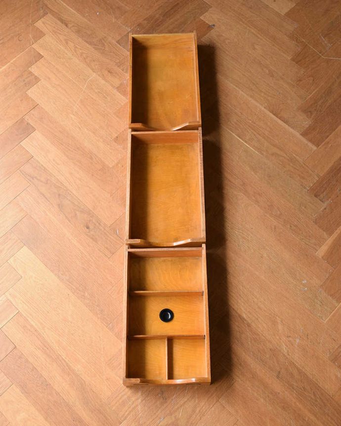 ワードローブ アンティーク家具 とってもめずらしい船旅で使われていたアンティークのコンパクトム。引き出しの中もキレイに修復しました引き出しは手前が1段目。(k-1901-f)