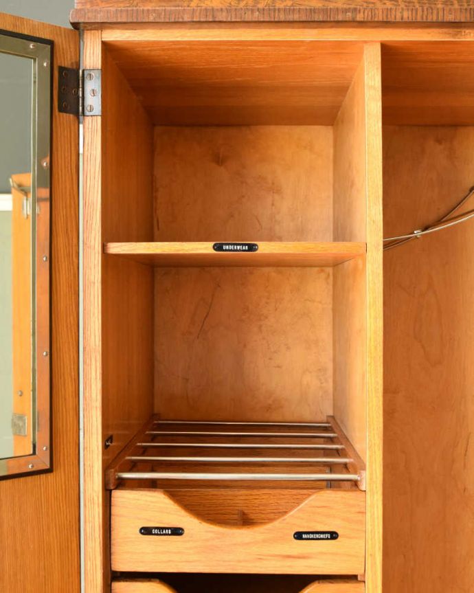 ワードローブ アンティーク家具 とってもめずらしい船旅で使われていたアンティークのコンパクトム。内側も木肌の色です。(k-1901-f)