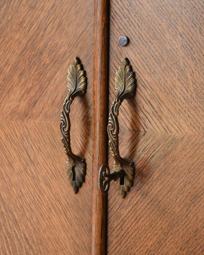 ワードローブ アンティーク家具 とってもめずらしい船旅で使われていたアンティークのコンパクトム。アンティークらしい素敵な取っ手取っ手のデザインも美しい・・・こんなところからもアンティークらしさが感じられます。(k-1901-f)