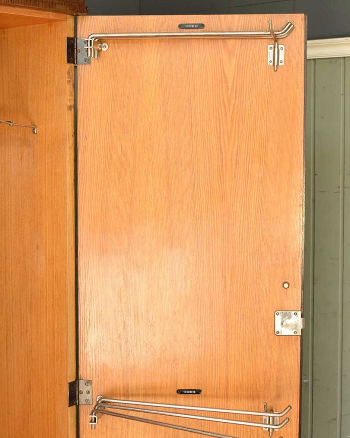 ワードローブ アンティーク家具 とってもめずらしい船旅で使われていたアンティークのコンパクトム。扉の内側のバーは上下2ヶ所にあります。(k-1901-f)