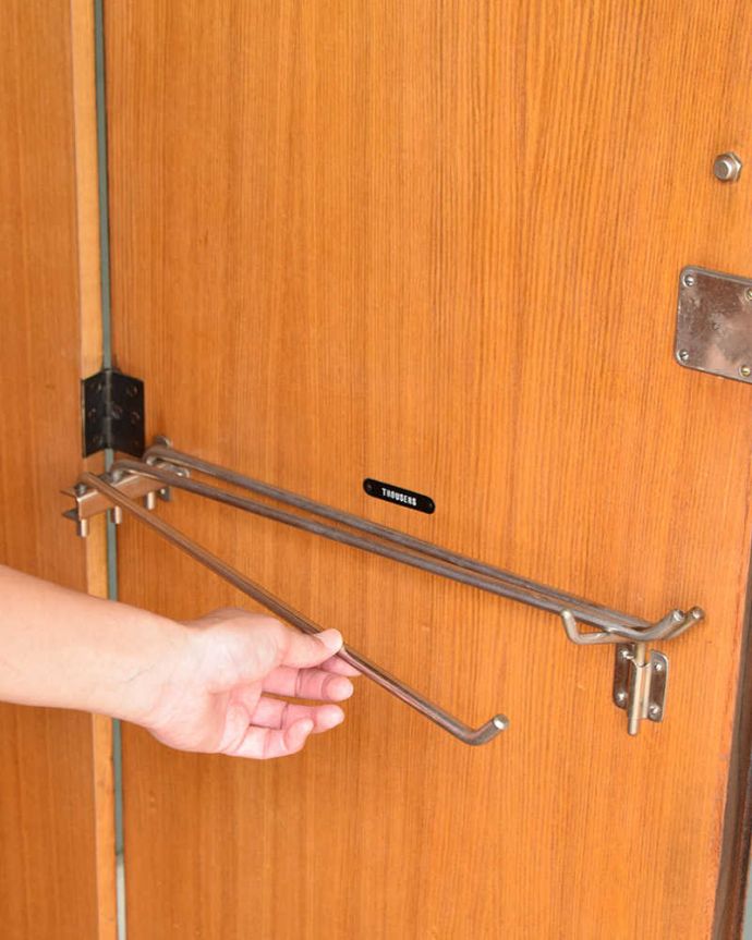 ワードローブ アンティーク家具 とってもめずらしい船旅で使われていたアンティークのコンパクトム。パンツを掛けるバーがあります。(k-1901-f)