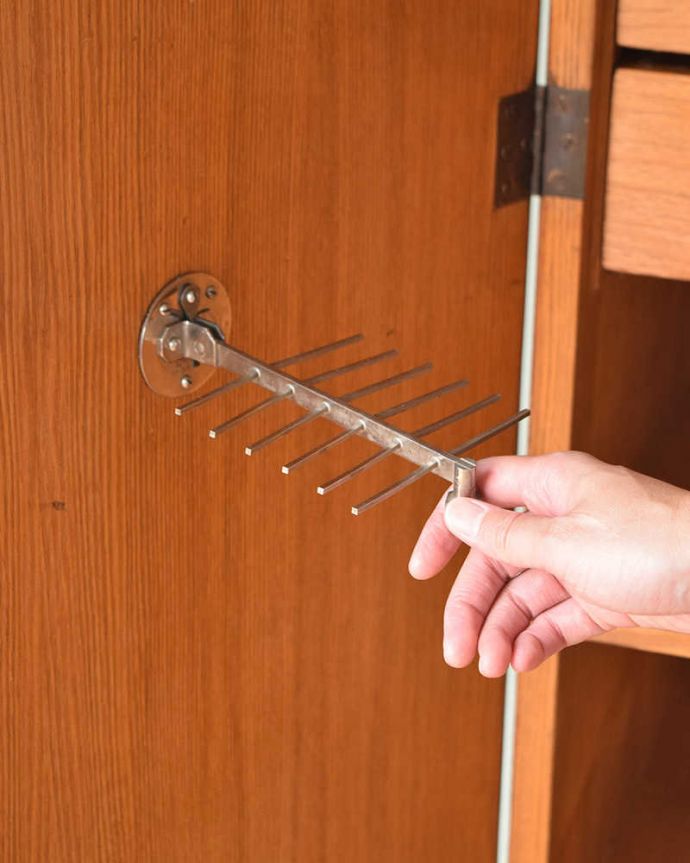 ワードローブ アンティーク家具 とってもめずらしい船旅で使われていたアンティークのコンパクトム。扉の内側にネクタイを掛けるバーがあります。(k-1901-f)