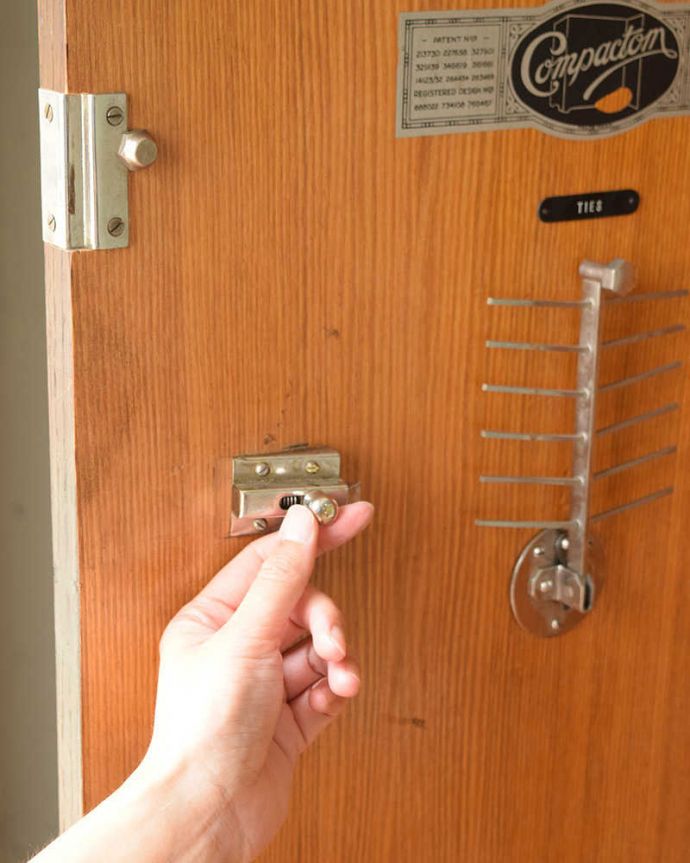 ワードローブ アンティーク家具 とってもめずらしい船旅で使われていたアンティークのコンパクトム。扉に当時の金具が残っていました。(k-1901-f)