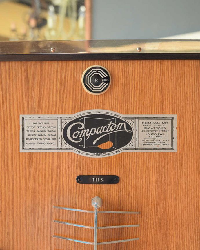 ワードローブ アンティーク家具 とってもめずらしい船旅で使われていたアンティークのコンパクトム。COMPACTOM(コンパクトム)のタグが残っていました。(k-1901-f)