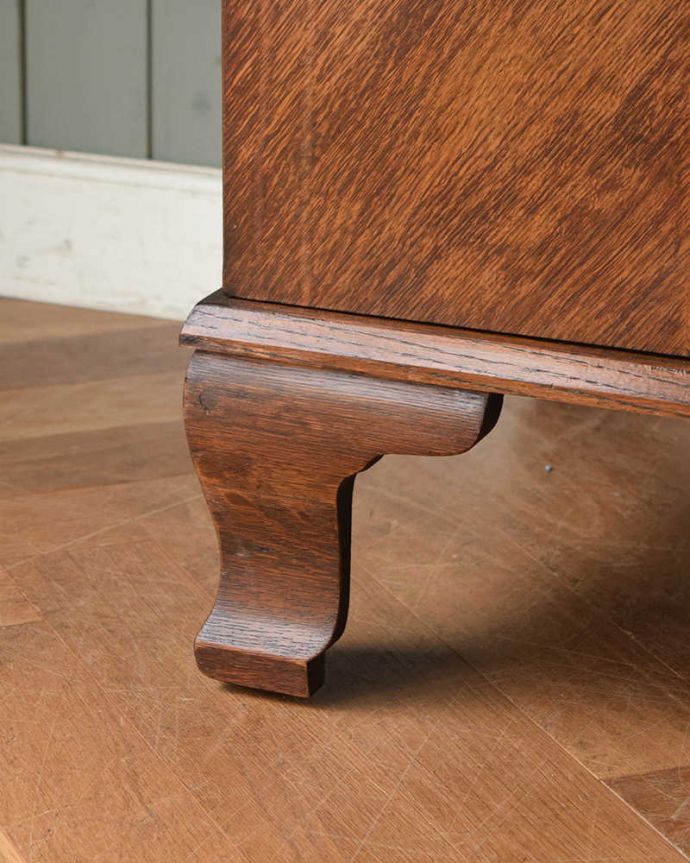 ワードローブ アンティーク家具 とってもめずらしい船旅で使われていたアンティークのコンパクトム。女性でも運べちゃう理由は・・・Handleのアンティークは、脚の裏にフェルトキーパーをお付けしていますので、重い家具でも床を滑らせて移動出来ます。(k-1901-f)