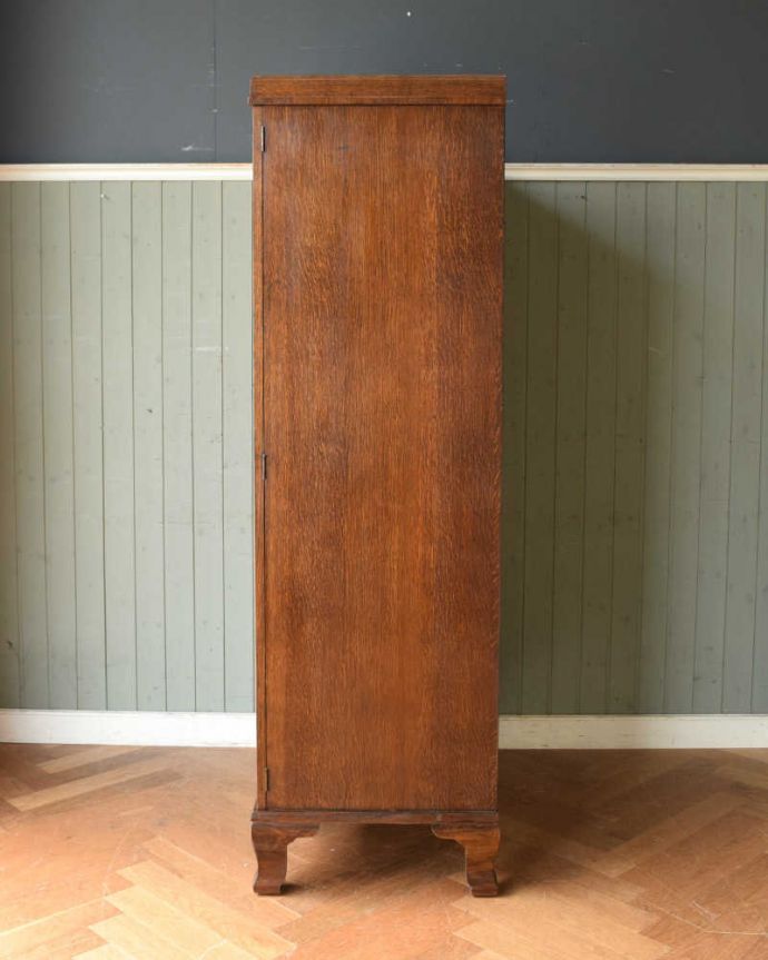 ワードローブ アンティーク家具 とってもめずらしい船旅で使われていたアンティークのコンパクトム。横から見た姿もステキ正面だけじゃなく横から見るとこんな感じです。(k-1901-f)