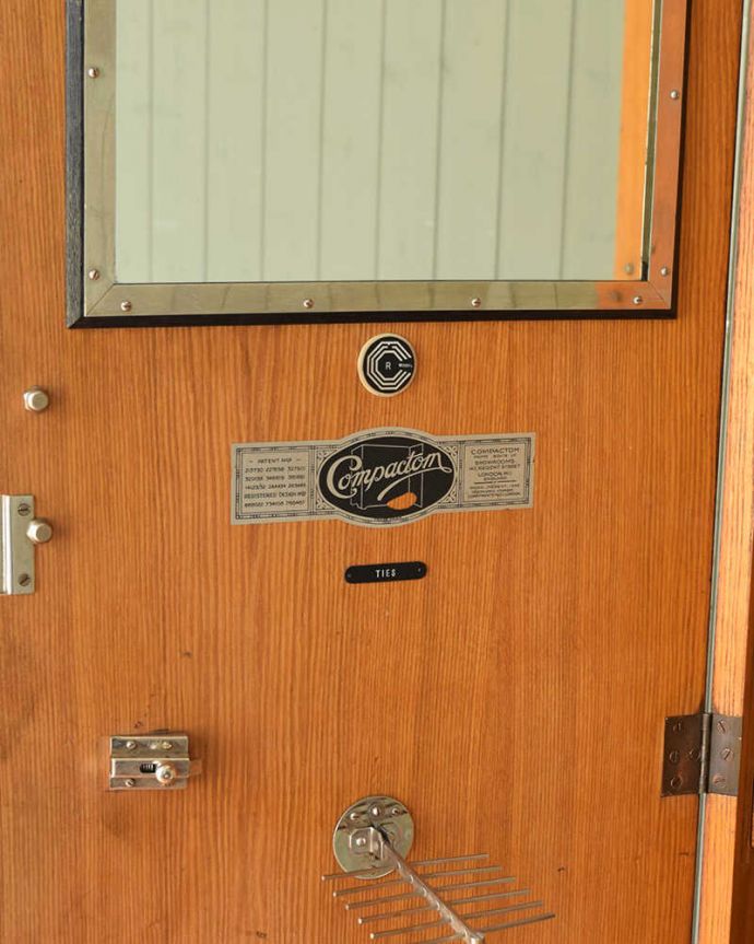 ワードローブ　アンティーク家具　とってもめずらしい船旅で使われていたアンティークのコンパクトム。。(k-1901-f)