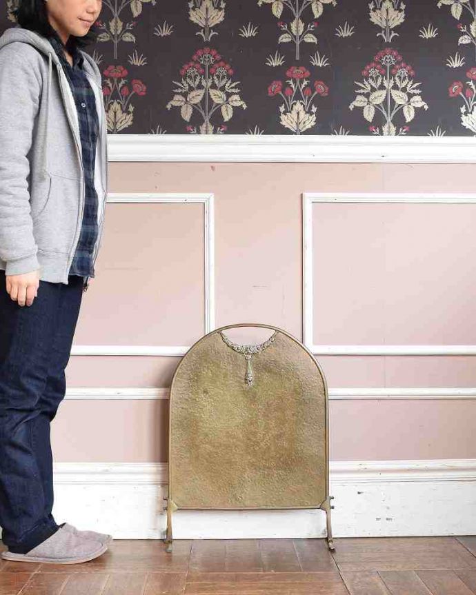 めずらしい家具 アンティーク家具 小さなお花の装飾が可愛い、英国で見つけた真鍮製のアンティークスクリーン。暖炉の前で使われていためずらしいアンティークヨーロッパの寒い冬を乗り切るため必ずお家にあった暖炉。(k-1902-f)