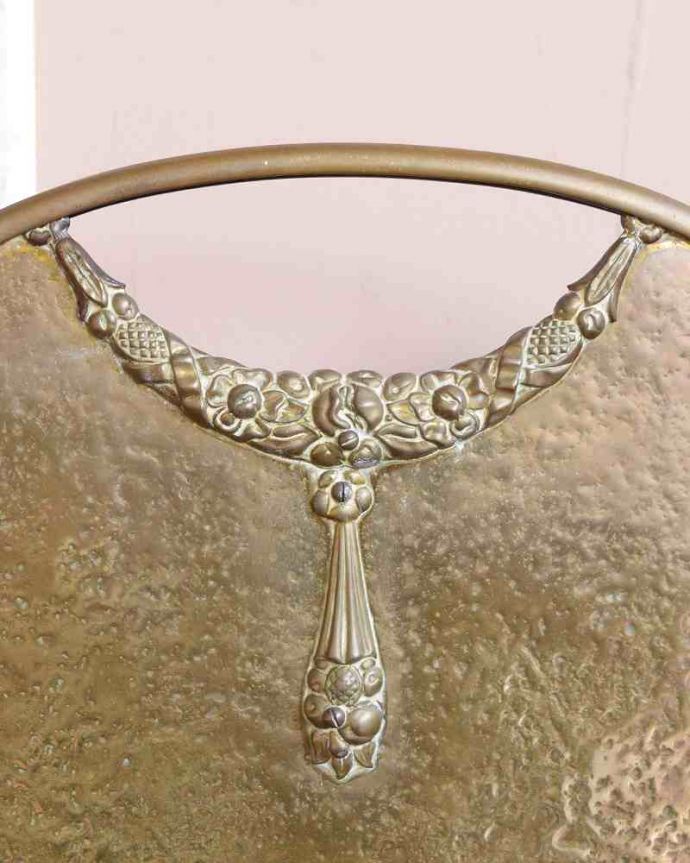 めずらしい家具 アンティーク家具 小さなお花の装飾が可愛い、英国で見つけた真鍮製のアンティークスクリーン。持ち運びラクラクハンドルが付いているので、持ち運びしやすいです。(k-1902-f)