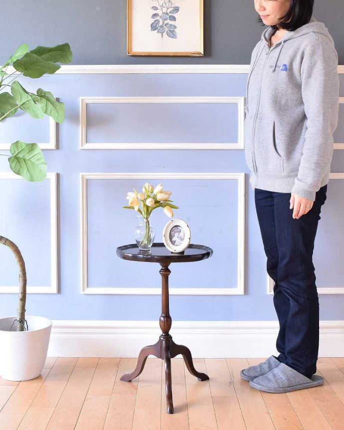 アンティークのテーブル アンティーク家具 コンパクトサイズのどこでも気軽に使えるアンティーク家具、マホガニー材のワインテーブル。移動もラクラク!どこでも使える小さなテーブル持ち運び便利なワインテーブル。(k-1903-f)