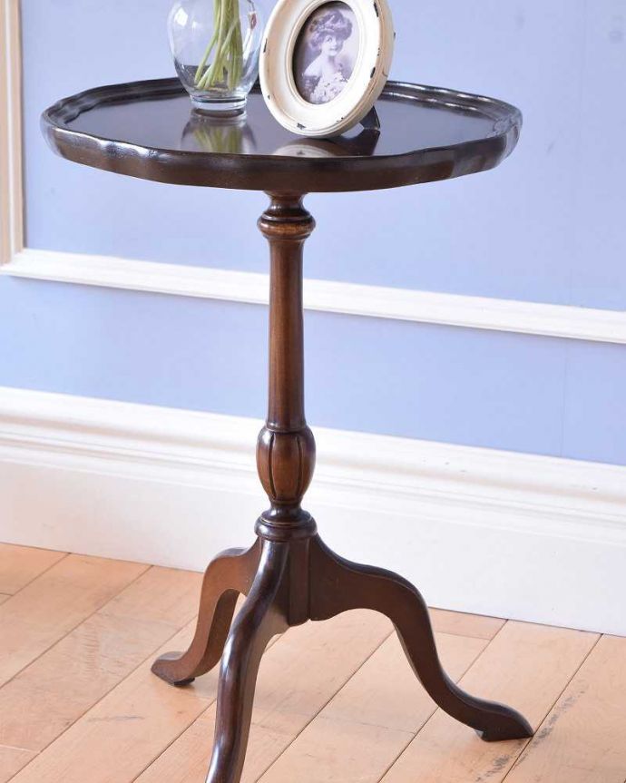 アンティークのテーブル アンティーク家具 コンパクトサイズのどこでも気軽に使えるアンティーク家具、マホガニー材のワインテーブル。小さくてもアンティークの気品タップリ。(k-1903-f)