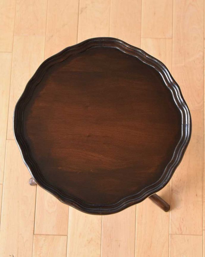 アンティークのテーブル アンティーク家具 コンパクトサイズのどこでも気軽に使えるアンティーク家具、マホガニー材のワインテーブル。天板を上から見ると・・・天板はこんな感じで、ちょっとしたものを乗せて使うのに便利なサイズです。(k-1903-f)