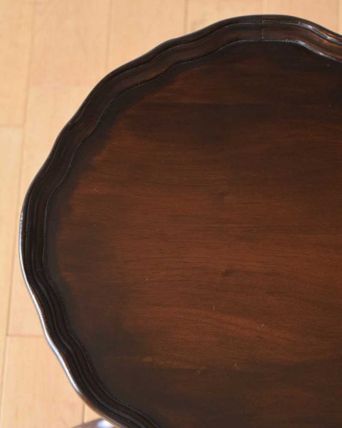 アンティークのテーブル アンティーク家具 コンパクトサイズのどこでも気軽に使えるアンティーク家具、マホガニー材のワインテーブル。近づいて見てみると・・・天板の周りもアンティークらしく美しいデザイン。(k-1903-f)