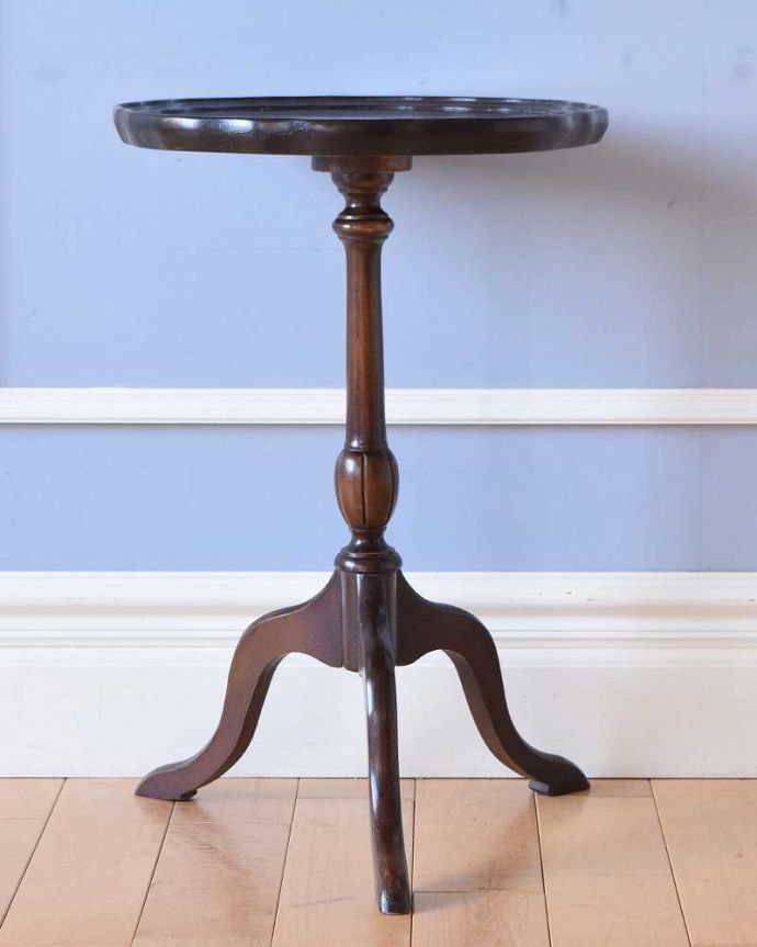 アンティークのテーブル アンティーク家具 コンパクトサイズのどこでも気軽に使えるアンティーク家具、マホガニー材のワインテーブル。横から見てもステキなんです横から見るとこんな感じ。(k-1903-f)