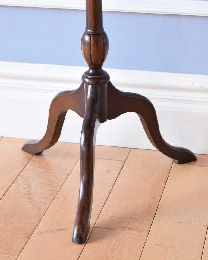 アンティークのテーブル アンティーク家具 コンパクトサイズのどこでも気軽に使えるアンティーク家具、マホガニー材のワインテーブル。Handleの家具の脚の裏には・・・Handleのアンティーク家具は、床にキズが付かないよう脚の裏にフェルトキーパーをお付けしています。(k-1903-f)