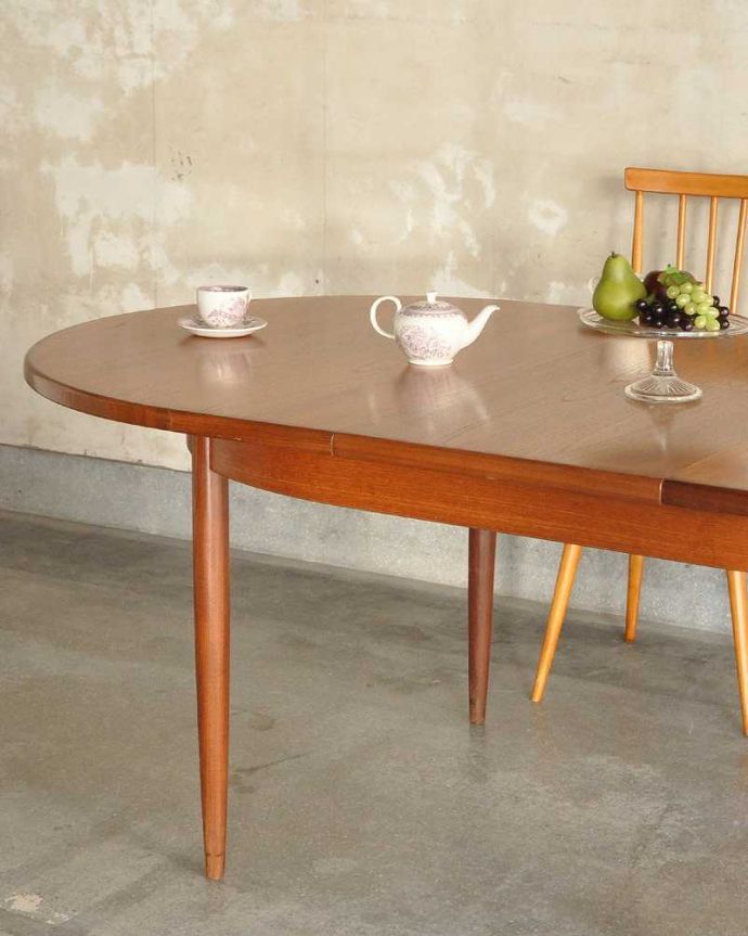 G-PLAN(Gプラン)　アンティーク家具　サイズが変えられる伸張式のダイニングテーブル、G-PLANのヴィンテージ家具。スッキリとカッコイイ脚先にいくほど微妙にシェープされたスッキリとした脚。(k-1904-f)