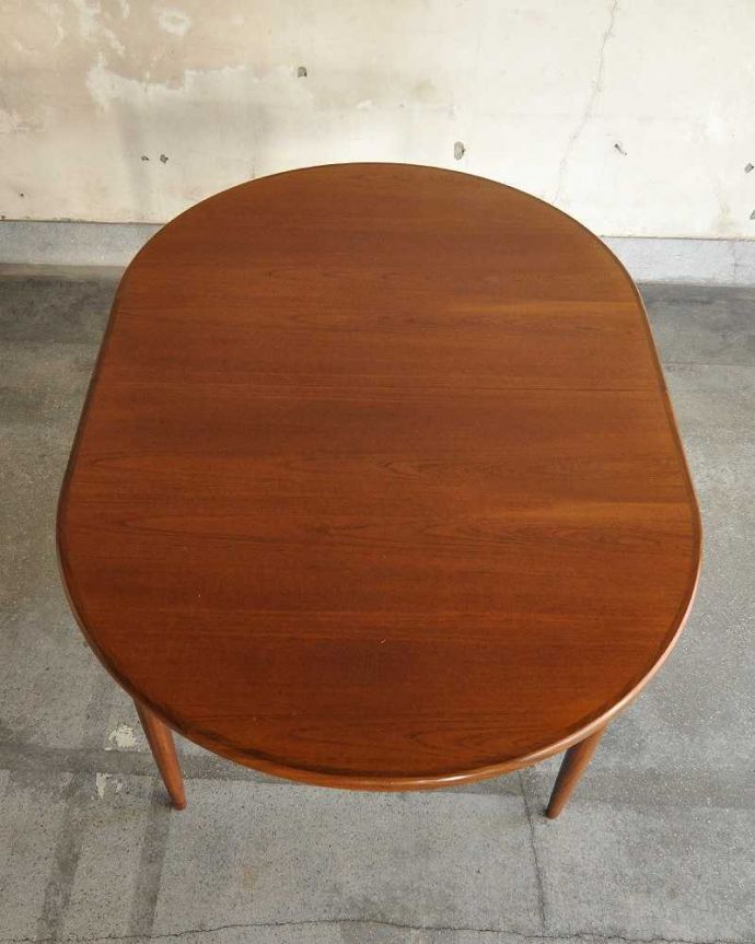 G-PLAN(Gプラン)　アンティーク家具　サイズが変えられる伸張式のダイニングテーブル、G-PLANのヴィンテージ家具。上から見るとこんな形リーフを開く前はこんな形です。(k-1904-f)