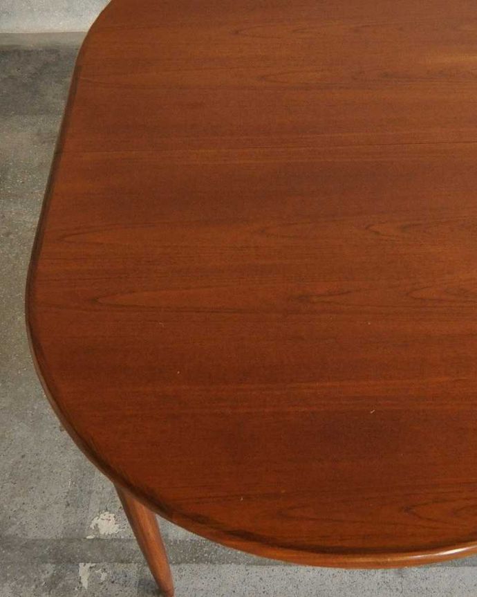 G-PLAN(Gプラン)　アンティーク家具　サイズが変えられる伸張式のダイニングテーブル、G-PLANのヴィンテージ家具。シンプルな木目がカッコイイ天板を近くで見てみるとこんな感じです。(k-1904-f)