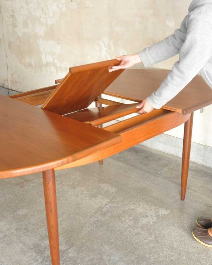 G-PLAN(Gプラン)　アンティーク家具　サイズが変えられる伸張式のダイニングテーブル、G-PLANのヴィンテージ家具。あっという間にサイズ変更OK！天板の真ん中から新しい天板が出てきます。(k-1904-f)