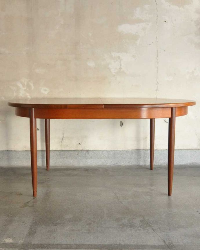 G-PLAN(Gプラン)　アンティーク家具　サイズが変えられる伸張式のダイニングテーブル、G-PLANのヴィンテージ家具。横から見た姿は…シンプルなデザインなので、どんなお部屋にも似合っちゃうんです。(k-1904-f)