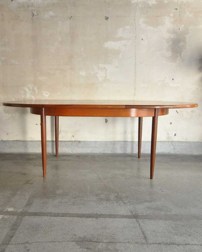 G-PLAN(Gプラン)　アンティーク家具　サイズが変えられる伸張式のダイニングテーブル、G-PLANのヴィンテージ家具。天板を広げると･･･もちろん広げたままの状態でもお使い頂けます。(k-1904-f)