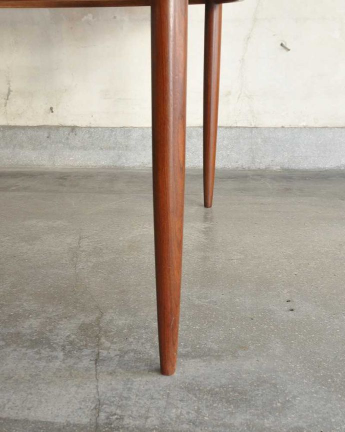 G-PLAN(Gプラン)　アンティーク家具　サイズが変えられる伸張式のダイニングテーブル、G-PLANのヴィンテージ家具。持ち上げなくても移動できます！Handleのアンティークは、脚の裏にフェルトキーパーをお付けしていますので、持ち上げなくても床を滑らせて移動させることが出来ます。(k-1904-f)