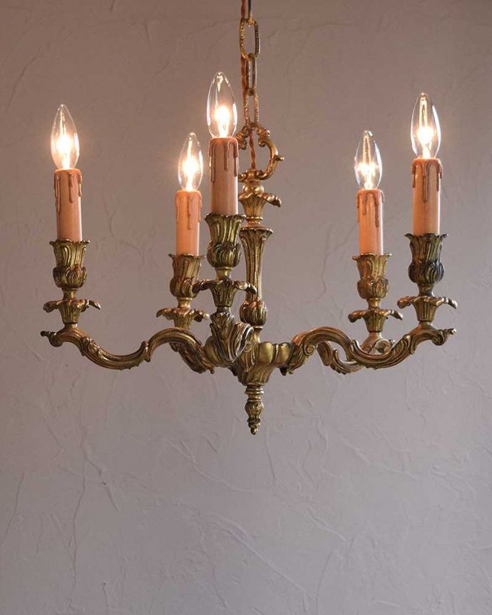 シャンデリア　照明・ライティング　英国で出会った、アンティークの真鍮製シャンデリア・５灯タイプ（E17シャンデリア球付） 。。(k-1904-z)