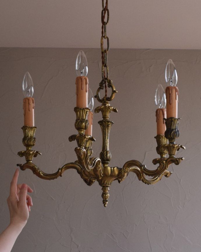 シャンデリア　照明・ライティング　英国で出会った、アンティークの真鍮製シャンデリア・５灯タイプ（E17シャンデリア球付） 。。(k-1904-z)