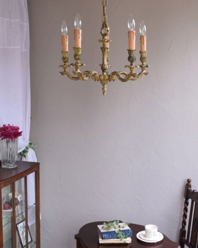 シャンデリア　照明・ライティング　英国で出会った、アンティークの真鍮製シャンデリア・５灯タイプ（E17シャンデリア球付） 。。(k-1904-z)