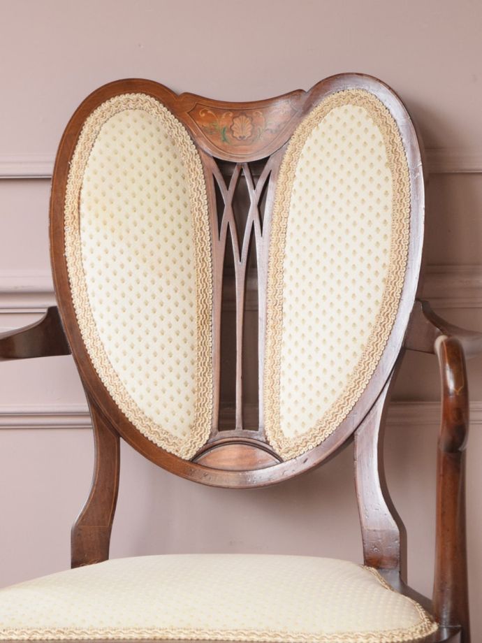 背もたれが美しいアンティークの椅子