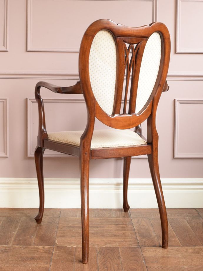 アンティークのサロンチェアの後ろ姿