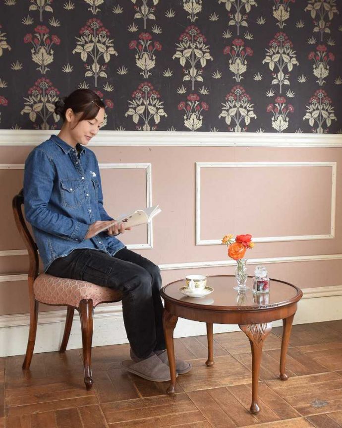 アンティークのテーブル　アンティーク家具　丸い天板が華やかなアンティーク家具、コンパクトサイズのコーヒーテーブル。どんな場所にも似合う英国らしいコーヒーテーブル実用的に使える英国らしいアンティークのコーヒーテーブル。(k-1905-f)