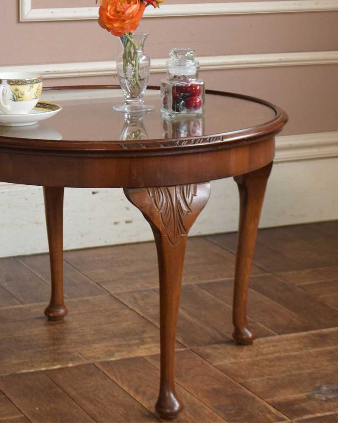 アンティークのテーブル　アンティーク家具　丸い天板が華やかなアンティーク家具、コンパクトサイズのコーヒーテーブル。英国らしく凝った彫りの入った脚脚だけを見ても、アンティークらしさが感じられる凝った彫。(k-1905-f)