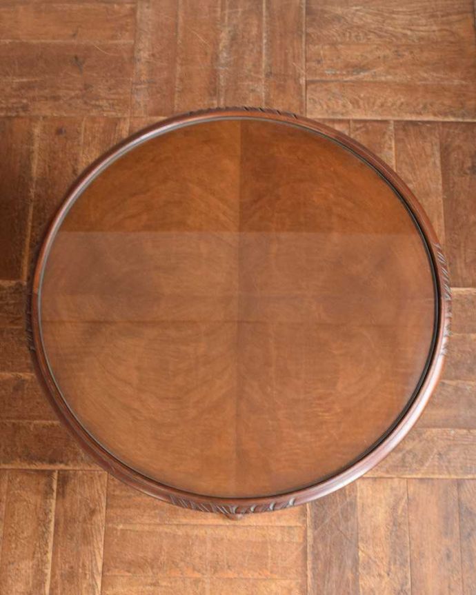 アンティークのテーブル　アンティーク家具　丸い天板が華やかなアンティーク家具、コンパクトサイズのコーヒーテーブル。天板を上から見ると･･･コーヒーテーブルの天板は毎日使う場所だから、しっかり修復しました。(k-1905-f)