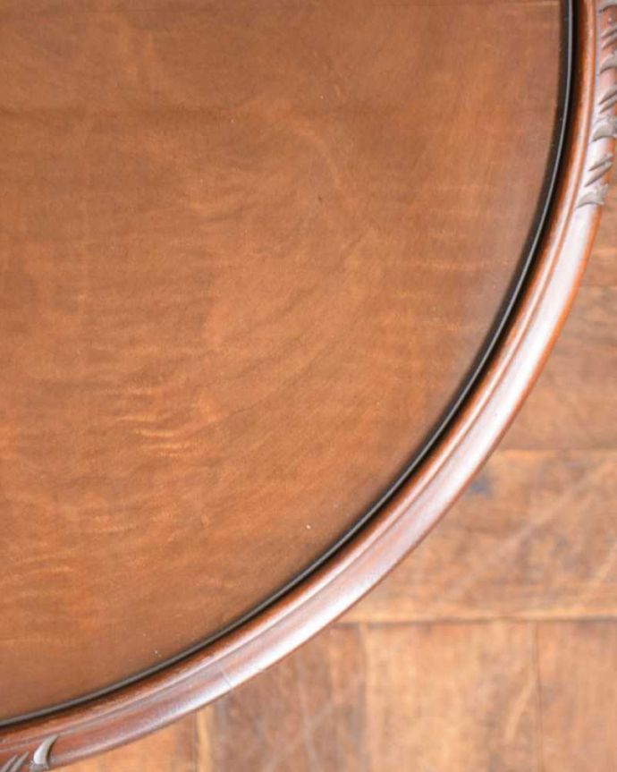 アンティークのテーブル　アンティーク家具　丸い天板が華やかなアンティーク家具、コンパクトサイズのコーヒーテーブル。近づいて見てみると･･･アンティークはもちろん新品ではないので小さなキズや汚れはありますが、キレイにお直ししたので満足して頂ける自信があります！。(k-1905-f)