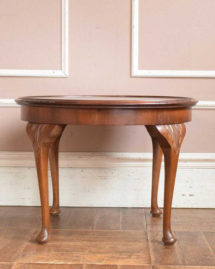 アンティークのテーブル　アンティーク家具　丸い天板が華やかなアンティーク家具、コンパクトサイズのコーヒーテーブル。横から見た姿もステキ横から見るとこんな感じです。(k-1905-f)